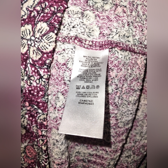 Loft NWT Ladies Breezy Blouse, Size S Petite, Floral print on Purple background - Picture 10 of 11